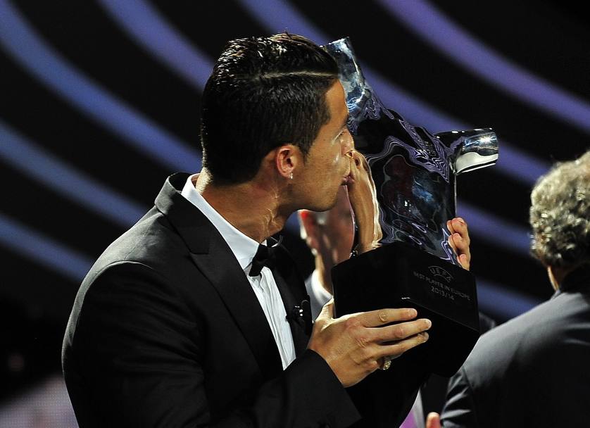 Il fenomeno del Real Madrid bacia il premio... (Lapresse)